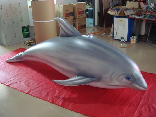 1.5m Lang Luchtdicht Dolfijn Gevormd Zwembad Toy Display In Showroom